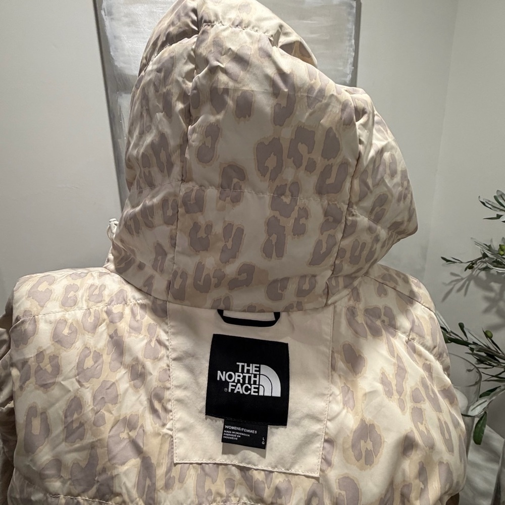 The North Face Arctic Parka Gardenia White / Silver Grey Leopard Print Interior - Picture 6 of 16